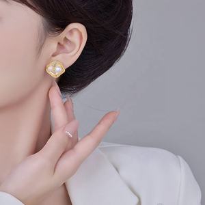 Pendientes de Perlas de Imitación de Lujo Ligero y Estilo Versátil, Diseño Geométrico Chapado en Oro, Nuevo Regalo de Moda para Mujer - Product Image 4