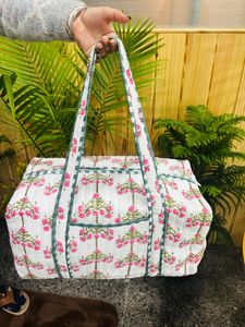 Bolsa de lona informal grande de algodón acolchado, hecha a mano, para fin de semana, viajes y pasar la noche, con diseño estampado en bloques. - Product Image 4