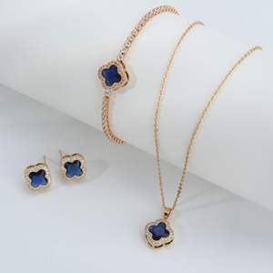 主に合金製の蝶の形のブレスレットとネックレスを含むトレンディなマルチカラー金メッキジルコンジュエリーセット - Product Image 4