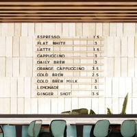 Tablero de menú de madera de pino para colgar en la pared de fábrica, letras intercambiables para cafetería o cafetería, rieles de menú montados en la pared