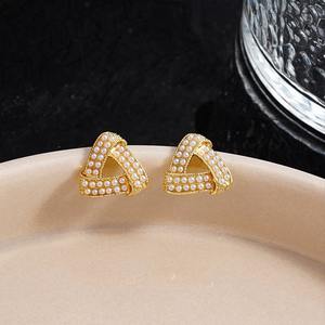 Boucles d'oreilles clous géométriques en alliage doré avec imitation perle pour femmes coréennes, bijoux tendance, cadeaux en gros - Product Image 3