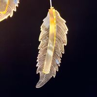 Fourniture directe par le fabricant d'un petit lustre en acrylique décor de plumes lumineuses pour l'éclairage d'affichage de fenêtre de scène de mariage