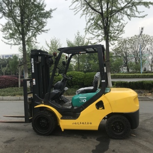 Chariot élévateur diesel Komatsu FD30 d'occasion de 3 tonnes avec déplaceur latéral hydraulique, mât à deux étages, pneus pleins - Product Image 5