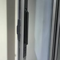 Ventana Moderna Abatible y Giratoria de Aluminio Resistente a Huracanes, con Malla de Seguridad Hermética y Certificación Energy Star