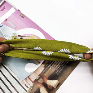 Seda satén <span class=keywords><strong>intestino</strong></span> grueso Scrunchies lazos para <span class=keywords><strong>el</strong></span> cabello pequeña Margarita versión coreana de franela impresa accesorios para <span class=keywords><strong>el</strong></span> cabello para mujeres - Product Image 5