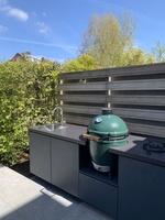 Cuisine extérieure de BBQ de paillasse en pierre frittée personnalisée par artisan avec le fumeur vert d'oeufs