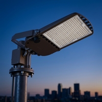 Éclairage LED pour parking et zones publiques DLC 5.1, 150W, CCT sélectionnable 3000K/4000K/5000K, avec photocellule et connecteur Slip Fitter, homologué ETL pour parking
