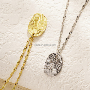 Collier pendentif empreinte digitale vintage en acier inoxydable plaqué or 18 carats, chaîne vague d'eau, médaillon ovale inaltérable, bijou. - Product Image 1