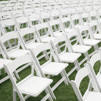 Chaises pliantes de mariage en résine blanche Wimbledon durables et empilables pour l'extérieur, avec coussin, pour les événements en plein air, les banquets et les fêtes