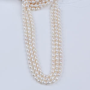 Collier de perles d'eau douce blanches de Zhuji, perles de riz semi-finies pour la fabrication de bijoux avec trou droit, vente en gros - Product Image 3