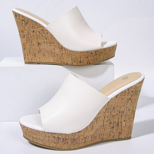 รองเท้าแตะสไตล์อเมริกันสำหรับฤดูร้อน พื้นหนานุ่ม รองรับแรงกระแทก เหมาะสำหรับกิจกรรมกลางแจ้ง ทำจากหนังแท้สำหรับผู้หญิง - Product Image 6