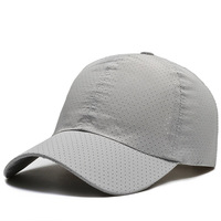Gorra de béisbol de 5 paneles de secado rápido para hombre, estilo urbano, con malla cortada a láser, visera curva y cierre snapback, característica de tela común
