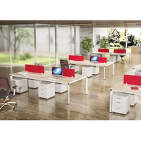 Poste de travail modulaire pour 6 personnes avec meuble de rangement, écran de confidentialité rouge et bureau à cadre blanc