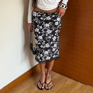 Falda lápiz midi de punto casual para mujer con estampado de bloques de color, cintura natural, abertura trasera y dobladillo con flecos, estilo ceñido al cuerpo. - Product Image 1