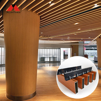 Plafond en aluminium ignifuge Alumtimes avec un design linéaire moderne et une installation facile pour les halls d'hôtels et les hôpitaux