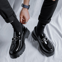 Chaussures décontractées pour hommes à enfiler en microfibre brillante à bout pointu, semelle extérieure en caoutchouc, approvisionnement direct pour les magasins de détail ; livraison directe