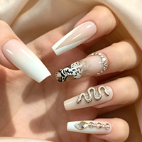 Faux ongles longs forme cercueil à presser, French manucure, strass en forme de serpent, motifs zèbre, base nude transparente, tendance