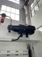 Machine de pliage électro-hydraulique synchronisée manuelle 200T/3200 pour le traitement de l'acier inoxydable et de l'aluminium, moteur à roulement haute précision