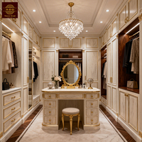 Système de dressing de luxe en bois massif de style français avec coiffeuse et îlot de présentation, armoire sur mesure, mobilier de chambre