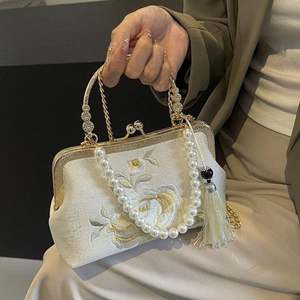 2025 प्रोम मोती कढ़ाई फूलों के हैंडबैग, शादी के लिए महिलाओं की लक्जरी शाम बैग - Product Image 1