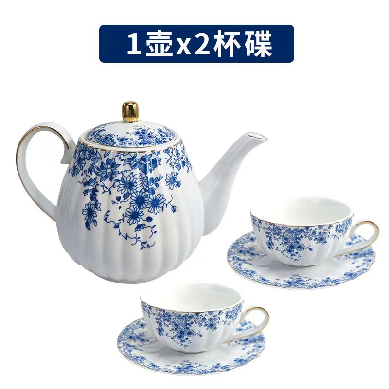 Bottiglia di acqua fredda + 2 tazze e piattini