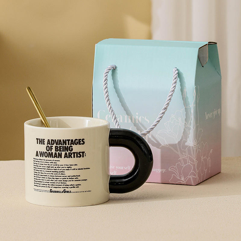 ศิลปินหญิง (กล่องของขวัญถ้วยและช้อน)