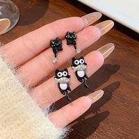 Venta al por mayor de nuevos y lindos pendientes de gato negro con orejas de pez, exquisitos y de alta gama, con agujas de plata para mujer, estilo caricatura.