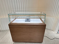 Vitrine à bijoux électrique relevable en bois grainé avec éclairage LED et rangement sécurisé pour boutique de détail