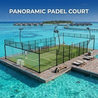 Système d'enceinte de terrain de padel avec murs en verre, poteaux métalliques et surface de jeu pour installation extérieure