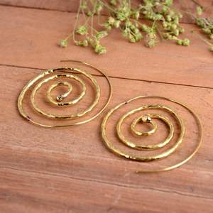 Pendientes de Aro en Espiral Chapados en Oro con Diseño Martillado - Regalo de Lujo para Mujer y Diseño Espiral de la Vida para Fiestas - Product Image 5