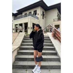 Sweat-shirt à capuche noir pour femme avec broderie E - Product Image 2