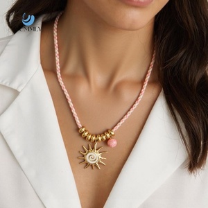 Collana SUMMLY con ciondolo a forma di sole in corda intrecciata placcata oro 18 carati, distanziatore dorato e perline rosa, gioielli boho per donna, regalo per vacanze estive al mare - Product Image 1