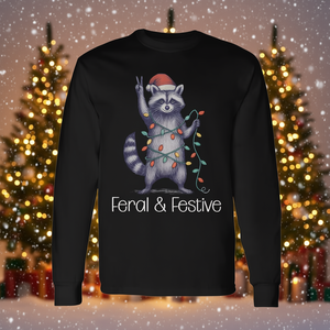 Camiseta de manga larga navideña con diseño de mapache salvaje y festivo - Product Image 3