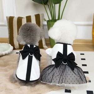 Venta al por mayor: Vestido sencillo y moderno <span class=keywords><strong>en</strong></span> blanco y negro con lazo para perros y gatos, chaleco y falda bonitos de invierno hechos de poliéster para uso <span class=keywords><strong>en</strong></span> verano. - Product Image 1