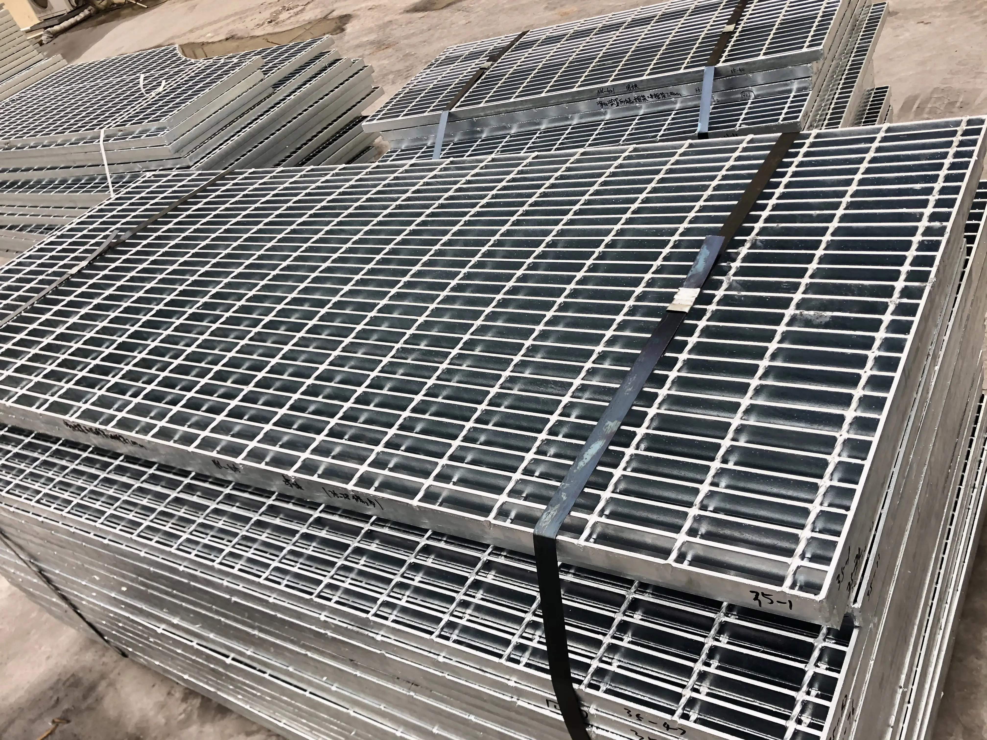 Customized Anti Corrosion Heavy Duty Walkway Hot Dip Galvanized Steel Grating Slab