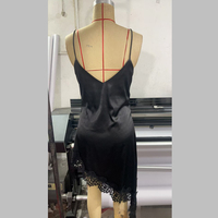Robe mini asymétrique en satin de soie sexy avec dentelle et col en V pour femme, style Y2K, bretelles spaghetti, coupe haute-basse, robe de club