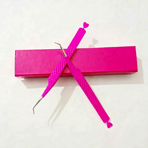 Pince à épiler pour extensions de cils en acier inoxydable à pointe argentée, revêtement en poudre rose 45 degrés avec motif cœur découpé, outils de beauté - Product Image 1