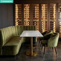 Meubles de restaurant haut de gamme modernes, banquettes d'angle courbées en velours, table à manger en marbre, chaises rembourrées avec accoudoirs