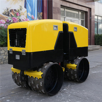 Compacteur à rouleaux télécommandé avec tambours vibrants doubles