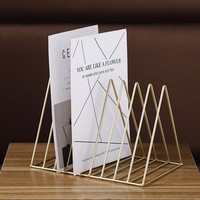 Nouvelle conception d'étagère triangulaire en fer, type sur pied, à un seul niveau, créative, pour le bureau, rangement de magazines, étagère pour livres et journaux