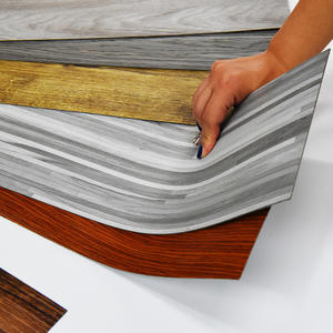 Venta al por mayor nuevos patrones <span class=keywords><strong>de</strong></span> diseño personalizados <span class=keywords><strong>de</strong></span> varios <span class=keywords><strong>tipos</strong></span> 9mm aspecto madera lujoso vinilo Spc suelo <span class=keywords><strong>de</strong></span> parquet - Product Image 1