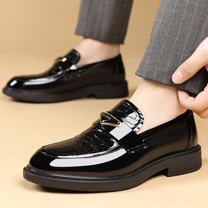 Chaussures habillées en cuir verni pour hommes, à bout pointu, à enfiler, noires, pour le bureau et la carrière, modèle 8111 - Product Image 4