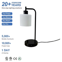 Lampe de bureau noire moderne avec alimentation secteur, base E26, double ports USB, abat-jour en verre dépoli, intensité réglable pour chambre d'hôtel et table de chevet