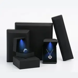 Conjunto de logotipo de plástico negro de lujo personalizado, collar de terciopelo con luz Led, anillo, joyería, caja de embalaje con luz Led