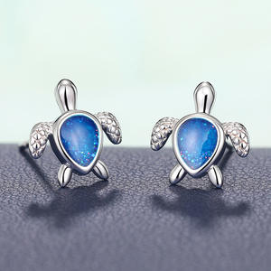 Orecchini a Perno E4590 a Forma di Tartaruga in Oro Bianco con Cristallo Blu Taglio a Pera, Gioielli Unisex alla Moda - Product Image 4