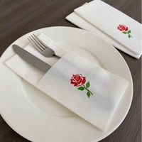 Serviette blanche Airlaid Logo imprimé avec poche à couverts Serviettes de table pour hôtel de fête de mariage 40*40cm 43*43cm