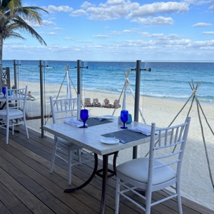 Chaises de mariage Chiavari en plastique doré empilables, durables, avec coussins, pour événements extérieurs, hôtels et banquets - Vente en gros - Product Image 5