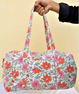 Bolsa de lona acolchada de algodón 100% con estampado floral, estilo deportivo de lujo, gran capacidad y duradera, ideal para el gimnasio o viajes, en venta. - Product Image 1