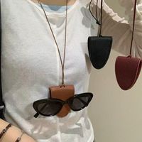 Étui à lunettes en cuir multicolore à suspendre au cou, pochette de protection portable pour lunettes de soleil avec cordon, sac de rangement quotidien pour lunettes