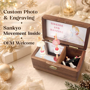Boîte à <span class=keywords><strong>musique</strong></span> en bois Sankyo avec figurine de mariage, ballerine rotative, cadre photo, miroir, scène, rangement pour bague en velours, souvenir, à manivelle - Product Image 1